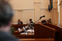 Депутаты города голосуют за перенос вопроса на октябрь