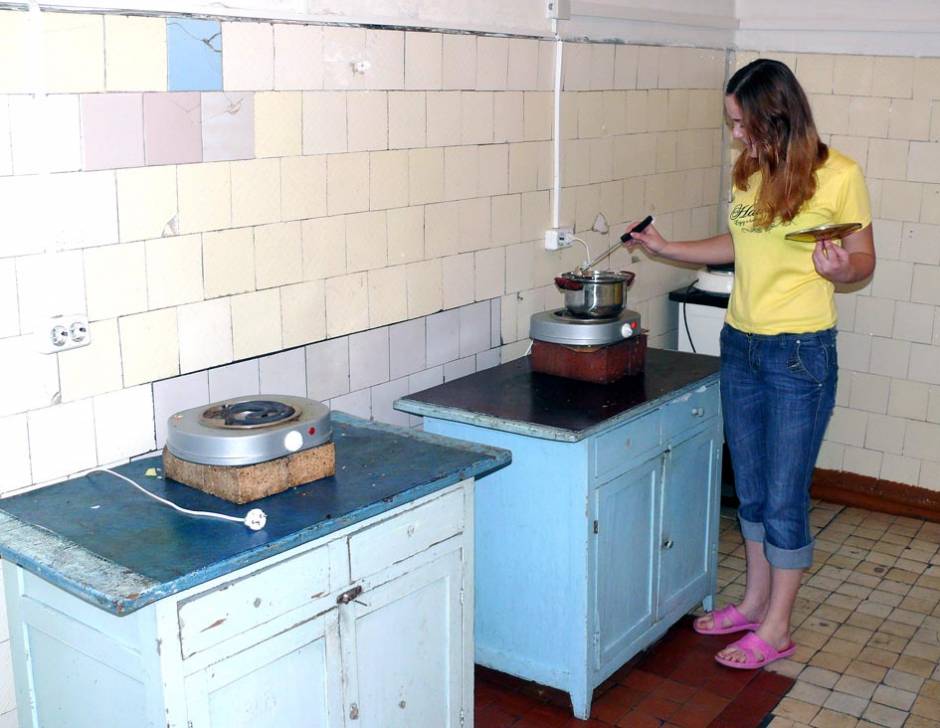 Еду приходится готовить по очереди: на 32 человека тут всего 3 плитки