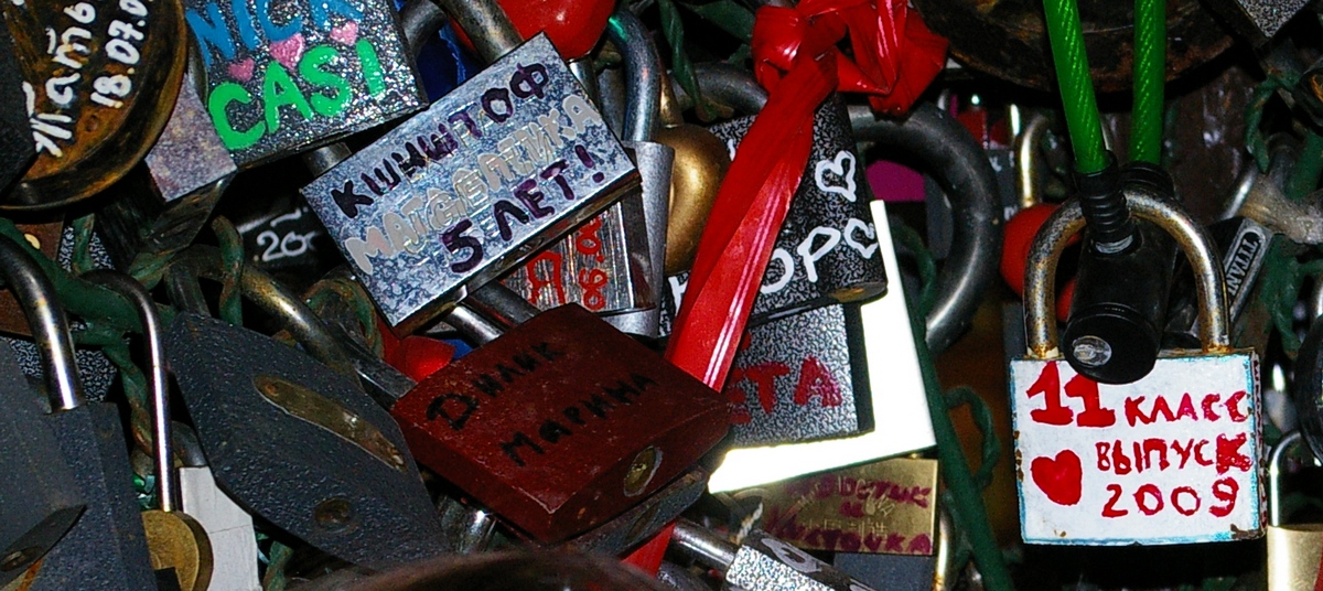 замочки на деревьях на Болотной набережной