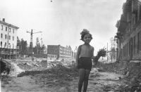 Кто может сказать, на какой улице фотографировали эту маленькую ангарчанку полвека назад? Кто может сказать, на какой улице фотографировали эту маленькую ангарчанку полвека назад?