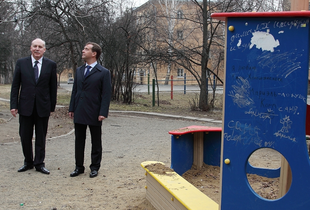 Эту фотографию официально распространила пресс-служба губернатора. Одним щелчком фотоаппарата "убили" двух Дим.