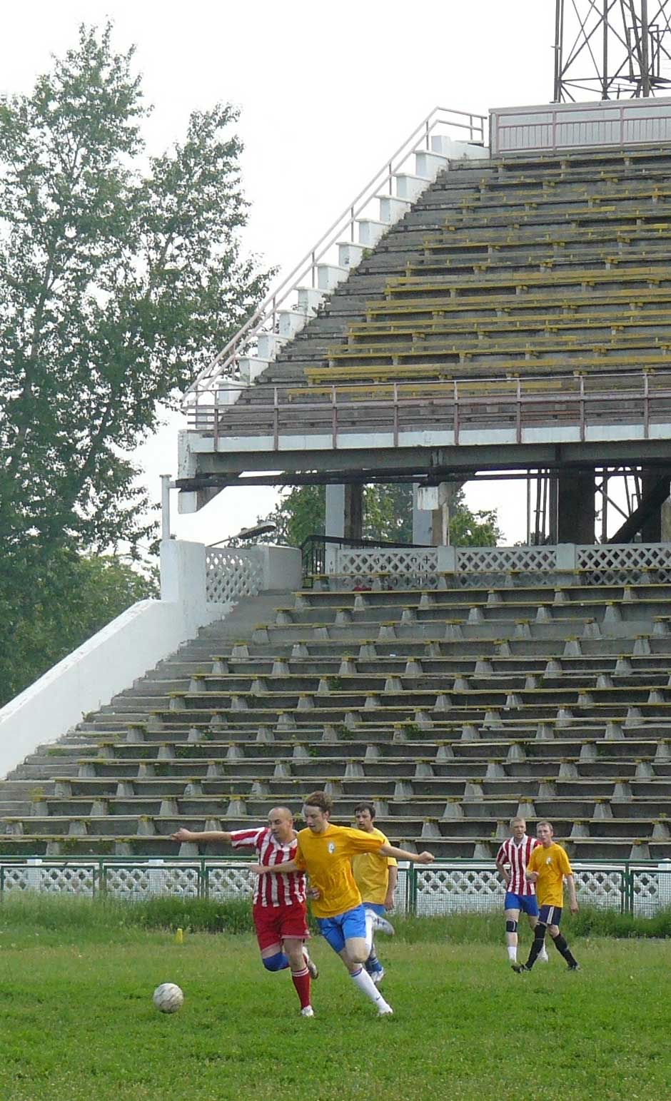 Команды «Ангарского Водоканала» и политехнического техникума бьются за победу. При пустых трибунах…