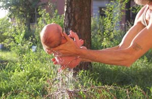 Свою маленькую дочь Аэлиту Сергей купает в фонтане, который сделал собственными руками