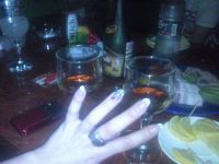 Рука Фокси, на коией замичатильный маникюр на фоне коньяка