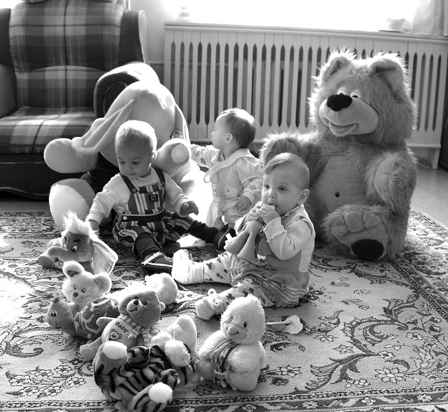 Малыши устроили настоящую охоту на слона. Игрушечного! 