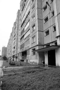 Возле этого подъезда застрелился солдат Возле этого подъезда застрелился солдат