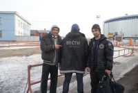 В аэропорту Иркутска. Игнашин и Швецов. В центре Алексей Шапенков.