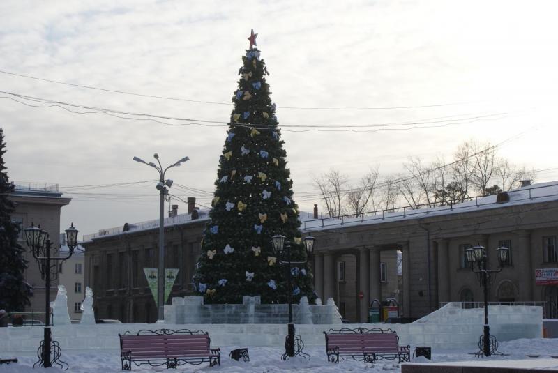 Ангарчане сделали банты для городской елки