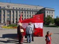 Ангарская "красная палатка" в Иркутске: Одиночный пикет у здания администрации области 17 августа.