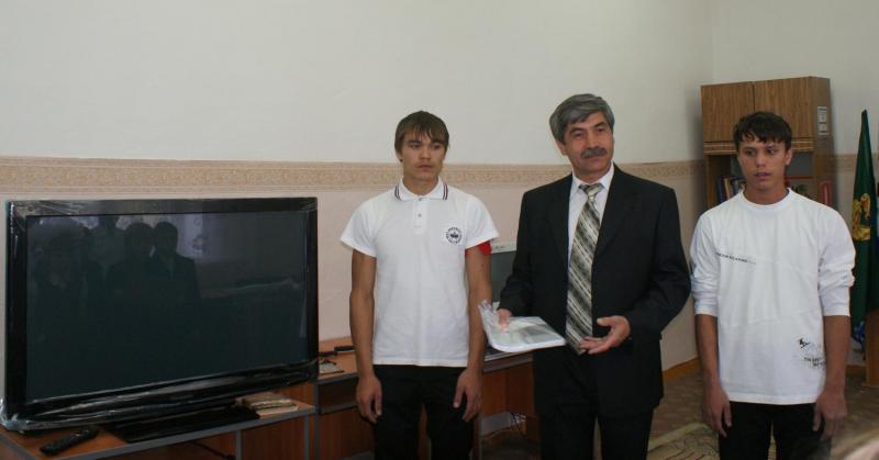 Глава города побывал в школе-интернате №1 и вручил в подарок телевизор