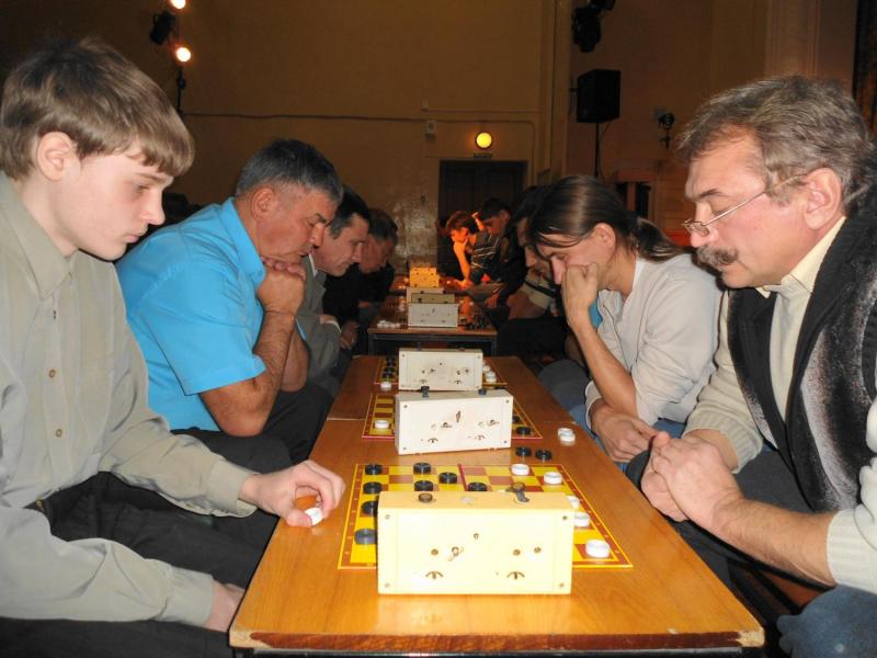 Во Дворце твеорчества детей и молодежи состоялся первый интернациональный командный турнир по русским шашкам