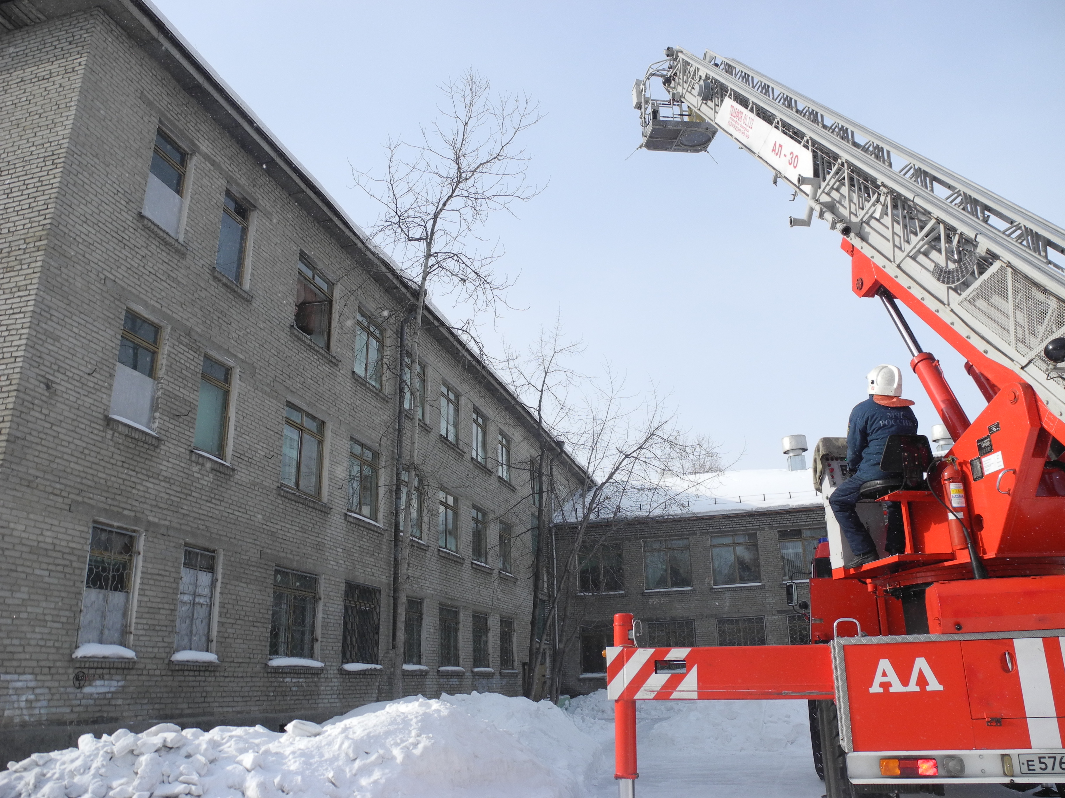 Эвакуация с 3 этажа при помощи пожарной лестницы