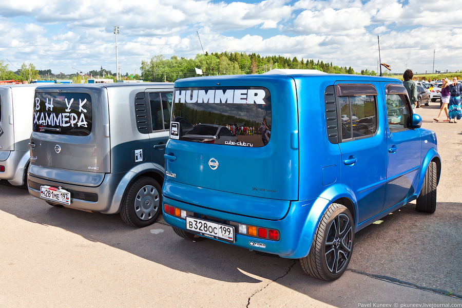 Два Ниссан Куб прикинулись Хаммерками