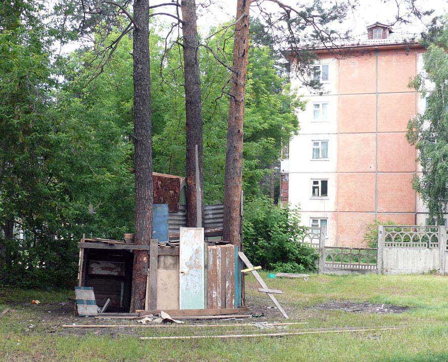 Если во дворе нет каруселей и песочниц, дети строят штабы, а отсюда всякие проблемы