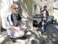 А Ваня слушает да... пишет!