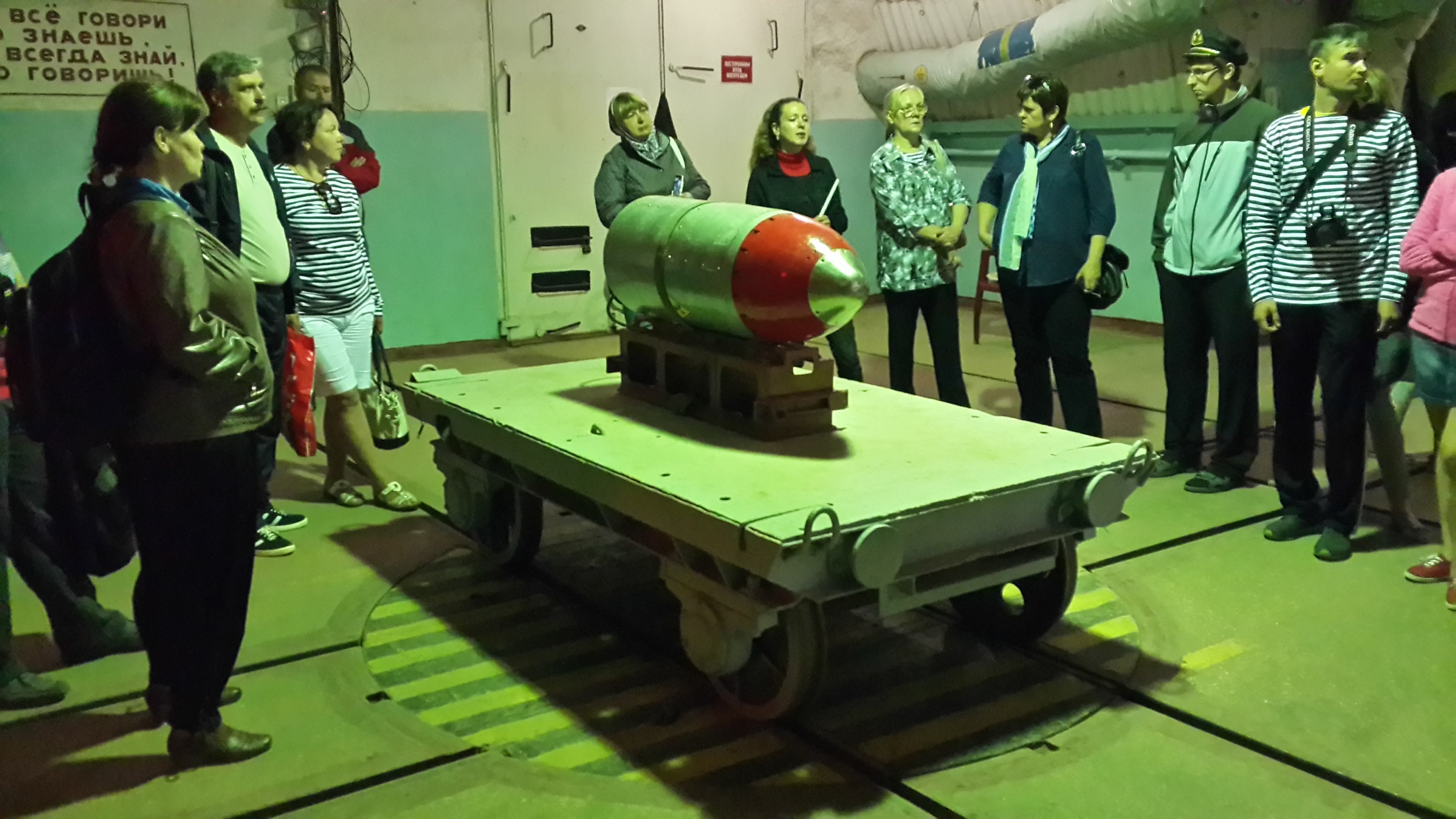 эту тележку со снарядом легко толкали два человека 