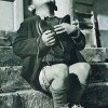 Австрийский мальчик только что получил в подарок новые туфли. Снимок сделан во время Второй мировой войны. Австрийский мальчик только что получил в подарок новые туфли. Снимок сделан во время Второй мировой войны.