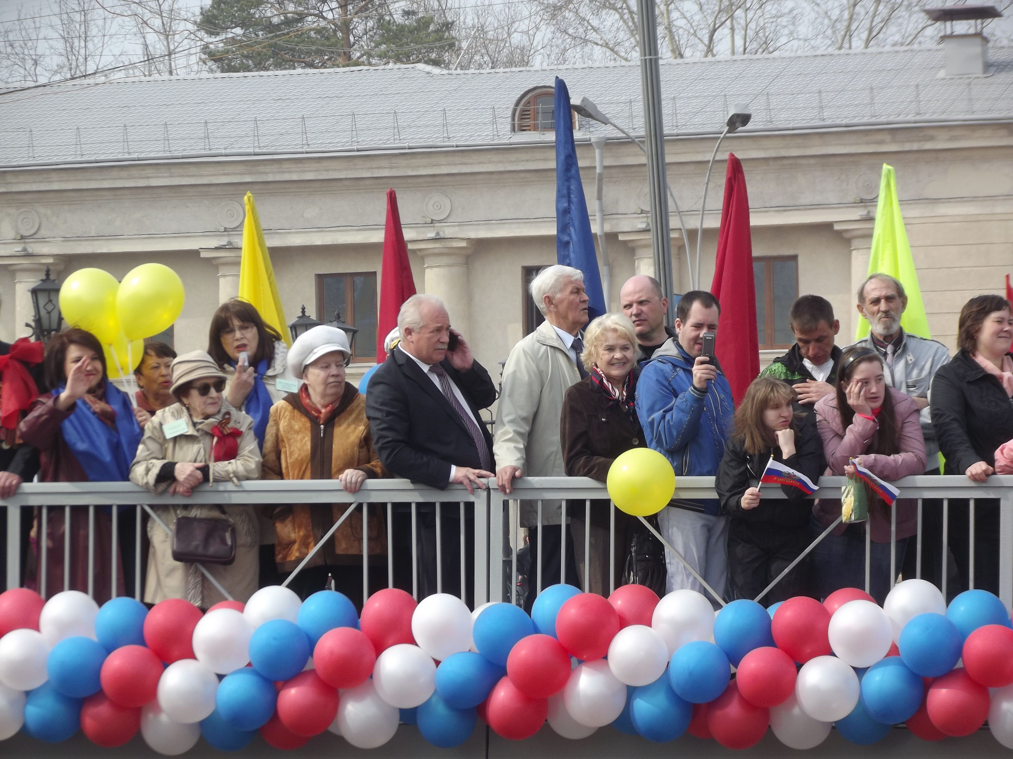 Первые лица города и района приветсвуют праздничные колонны