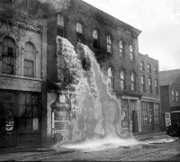 Утилизация незаконного алкоголя во время Сухого закона в Детройте, 1929 год