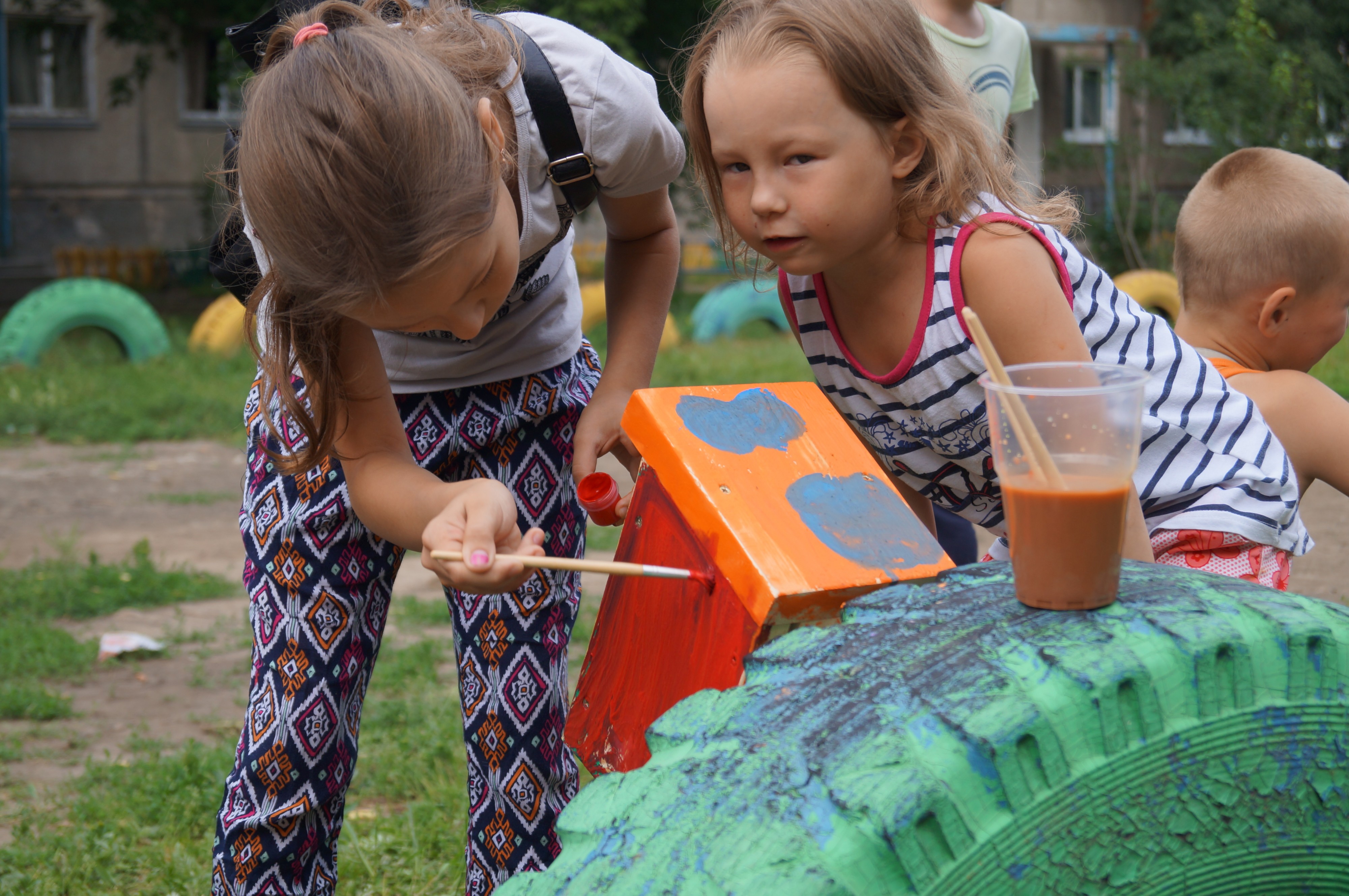 - Крась вдохновенней! Нас фотографируют!