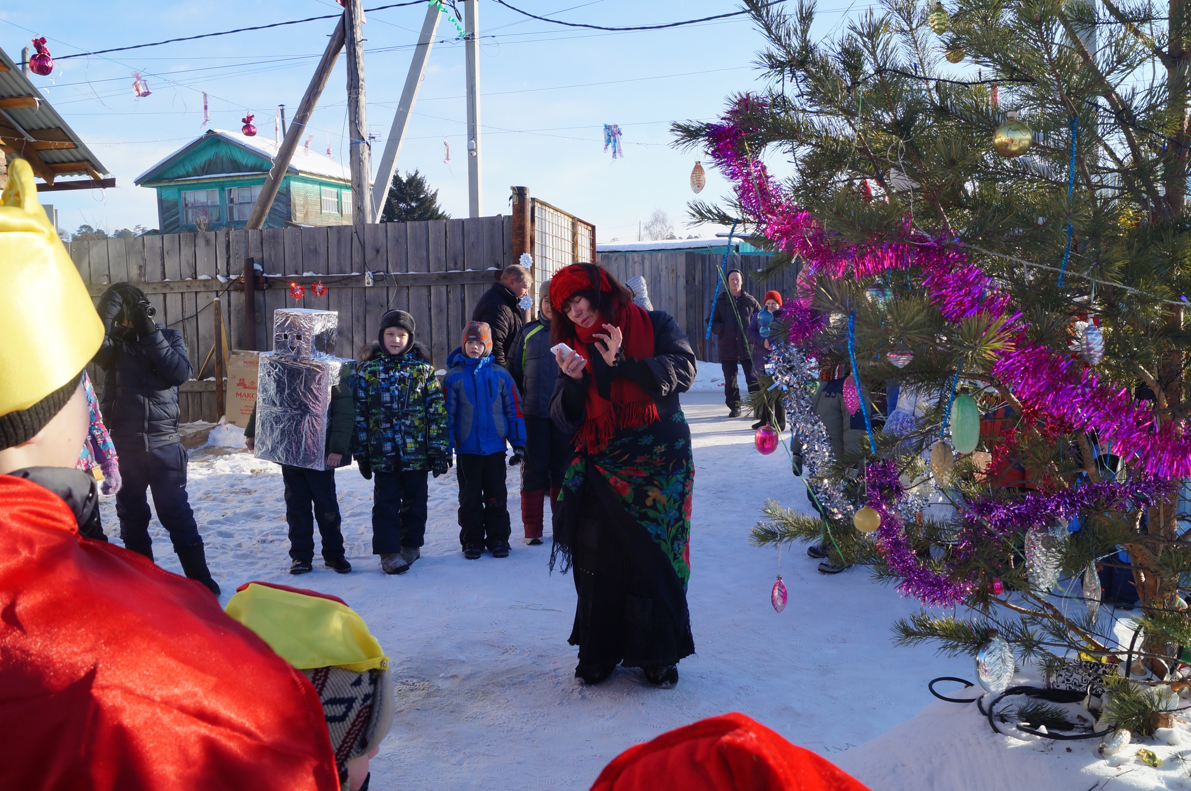 Баба Яга пытается испортить новогодний праздник в СНТ "Расцвет"
