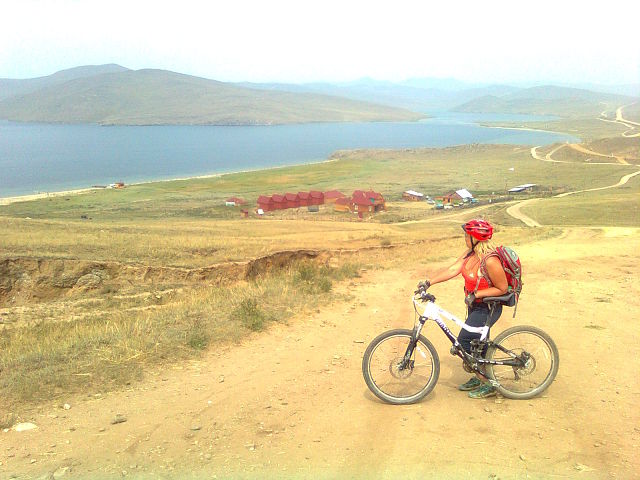 Сколько бы Вам не исполнилось лет,    Садитесь смелее на велосипед. 