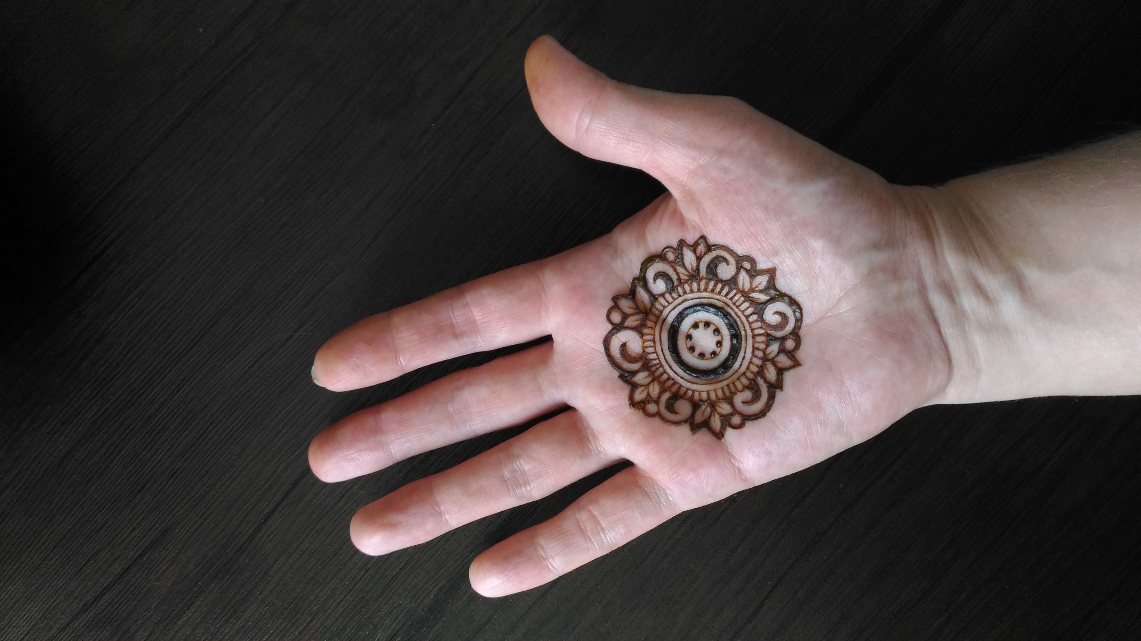 Цветочная мандала на ладони