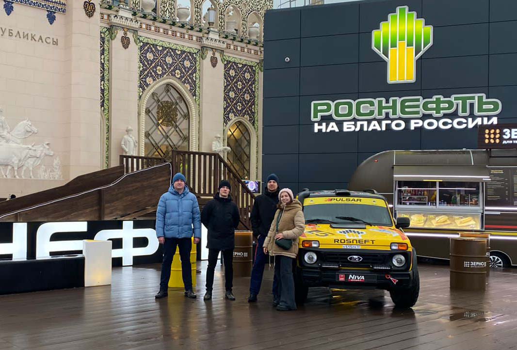 Работники АНХК посетили павильон «Роснефти» на форуме «Россия»