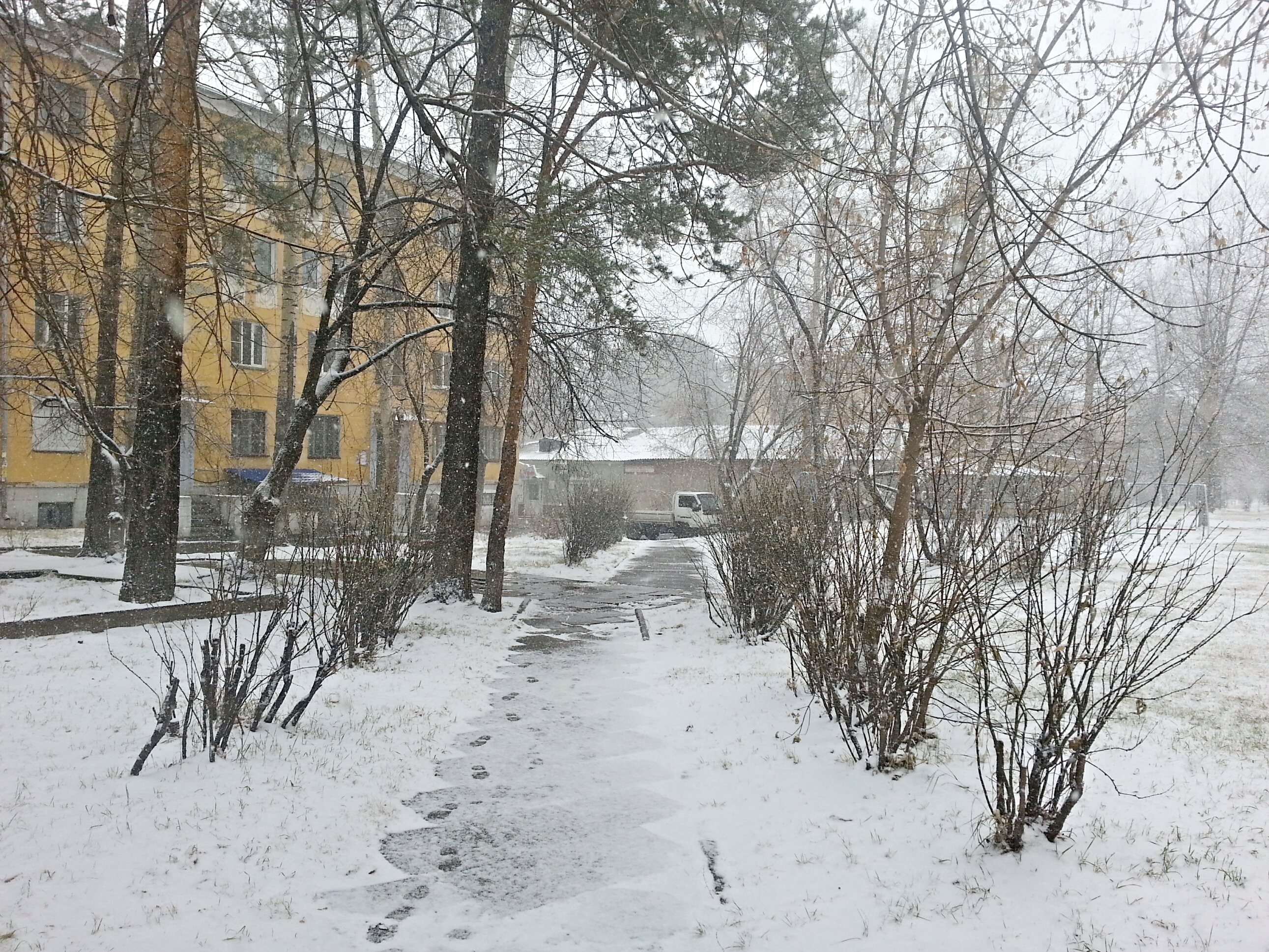 Любимый квартал ... 211 ... октябрь ... снег))))