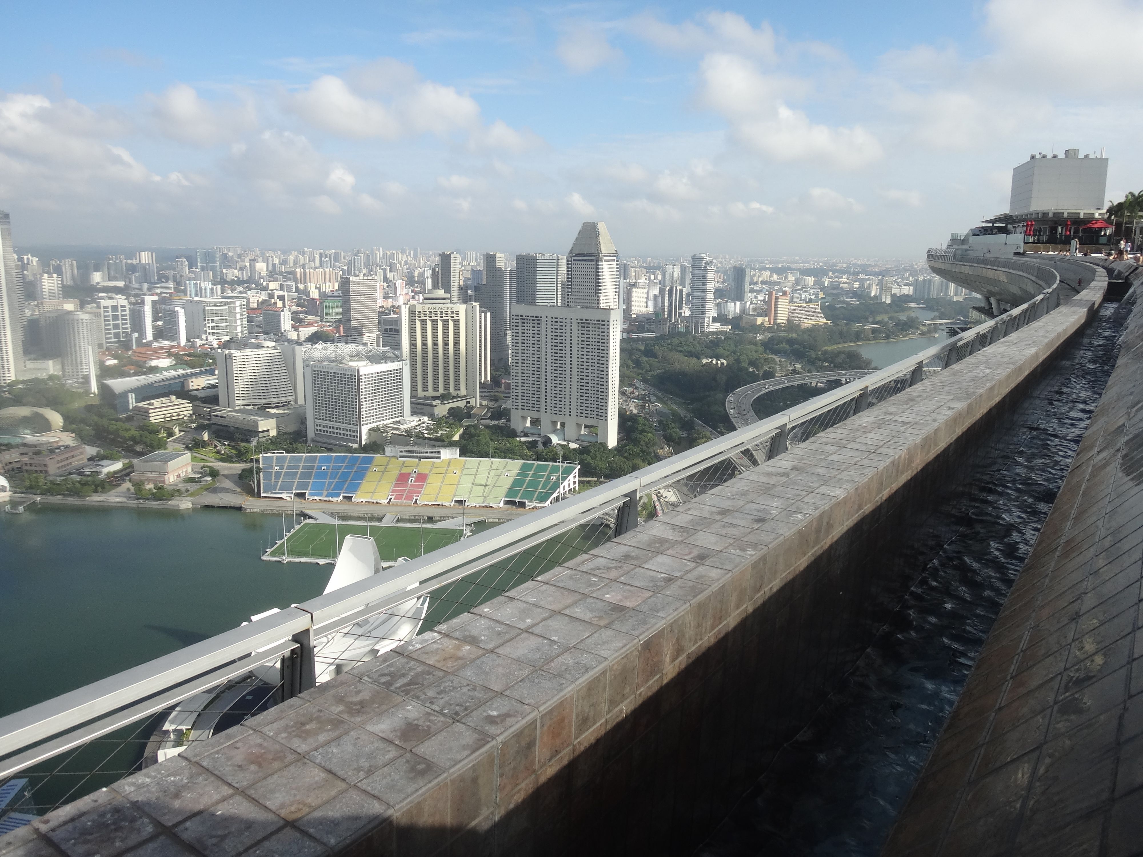 Сингапур. Внизу- стадион.