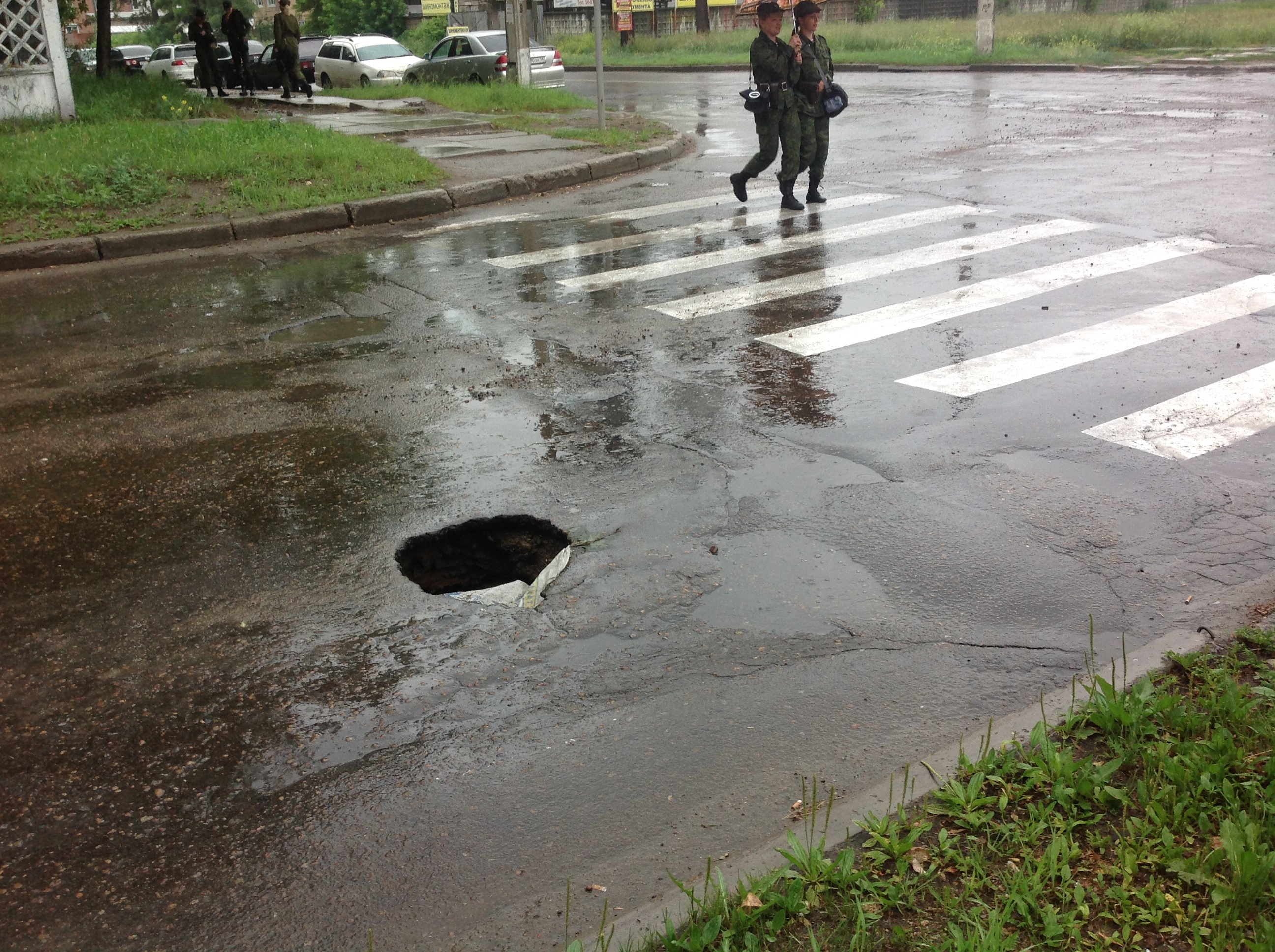 Ямка на перекрестке Ул. Энгельса-Бульварной
