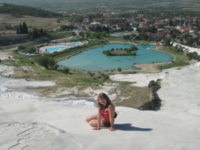 Фото №32: Белоснежные водоемы-террасы из травертина (известняка), причудливым каскадом спускающиеся по склону горы, "питаются" за счёт минеральных источников, которые, к сожалению, постепенно иссякают. Стоит богатой кальцием воде перестать течь по ослепительно-белым склонам, и они начнут разрушаться, а затем покроются травой и превратятся в ничем не примечательные холмы, как это уже произошло с большей частью объекта.
На склонах травертин Памуккале немного страшновато - они отличаются покатостью и шероховатостью, а ходить по ним можно только босиком.
Турция, Денизли, Памуккале, август 2012 года.