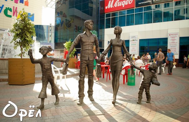 Памятник семье в Орле