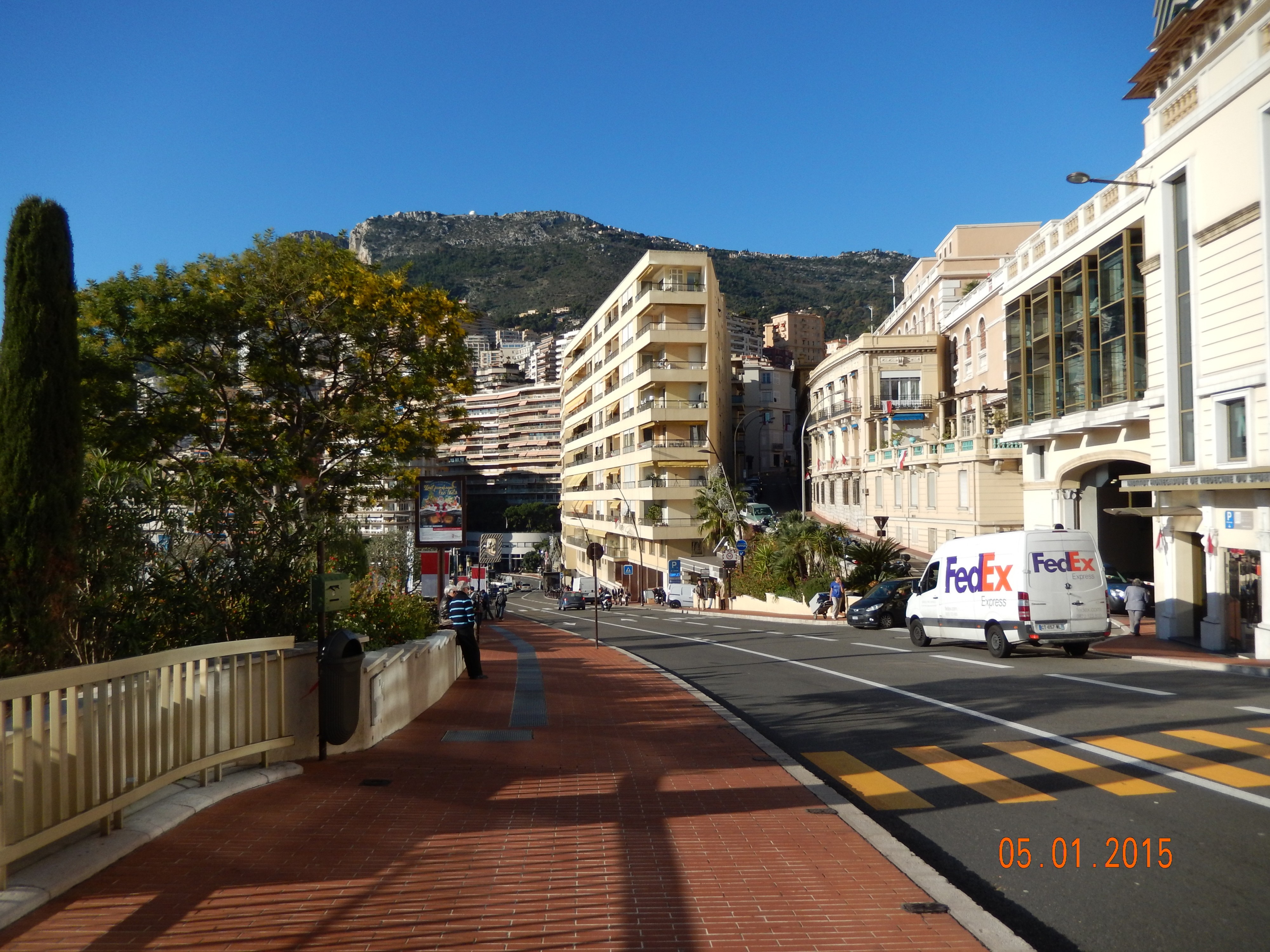 А где народ.