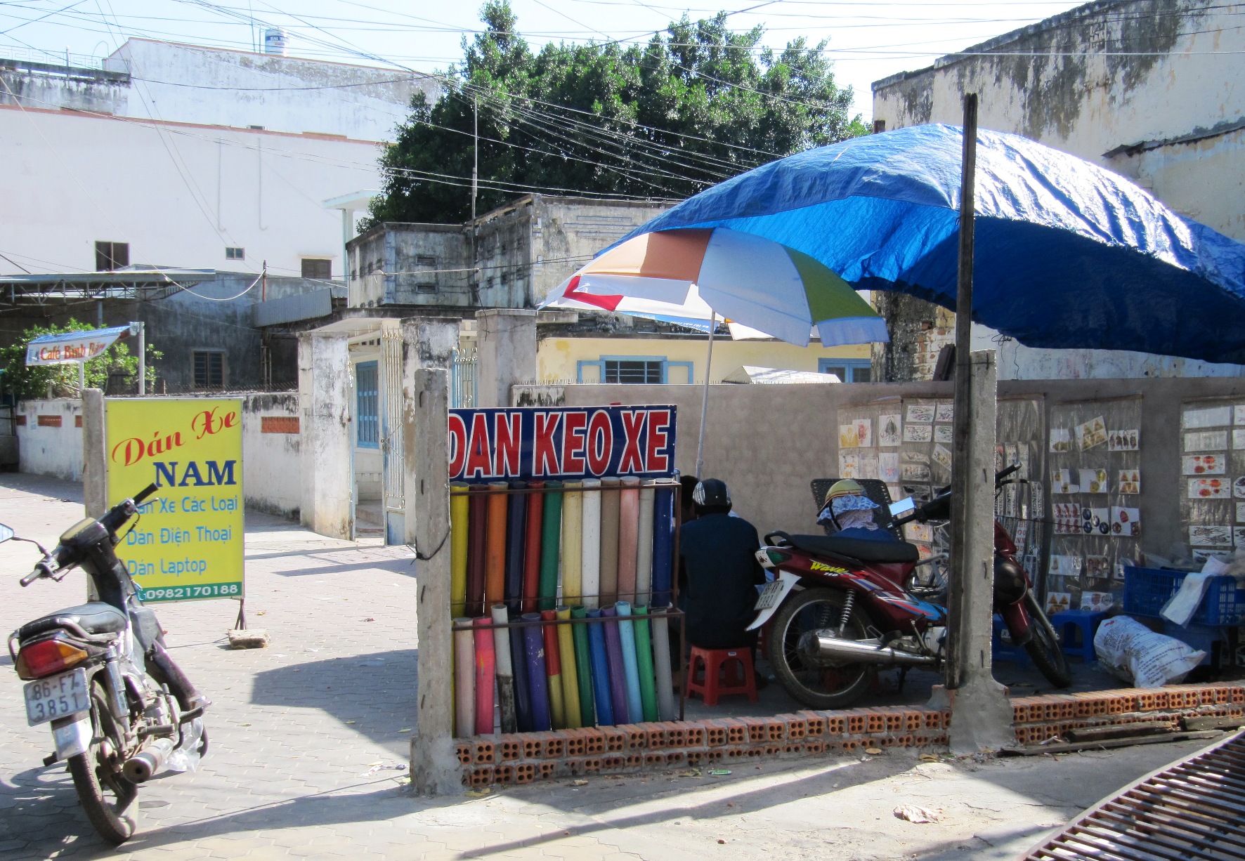 Прямо на улице можно обклеить мотобайк - 2