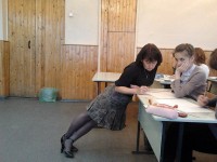 Учительница геометрии может стоять под любым углом.))