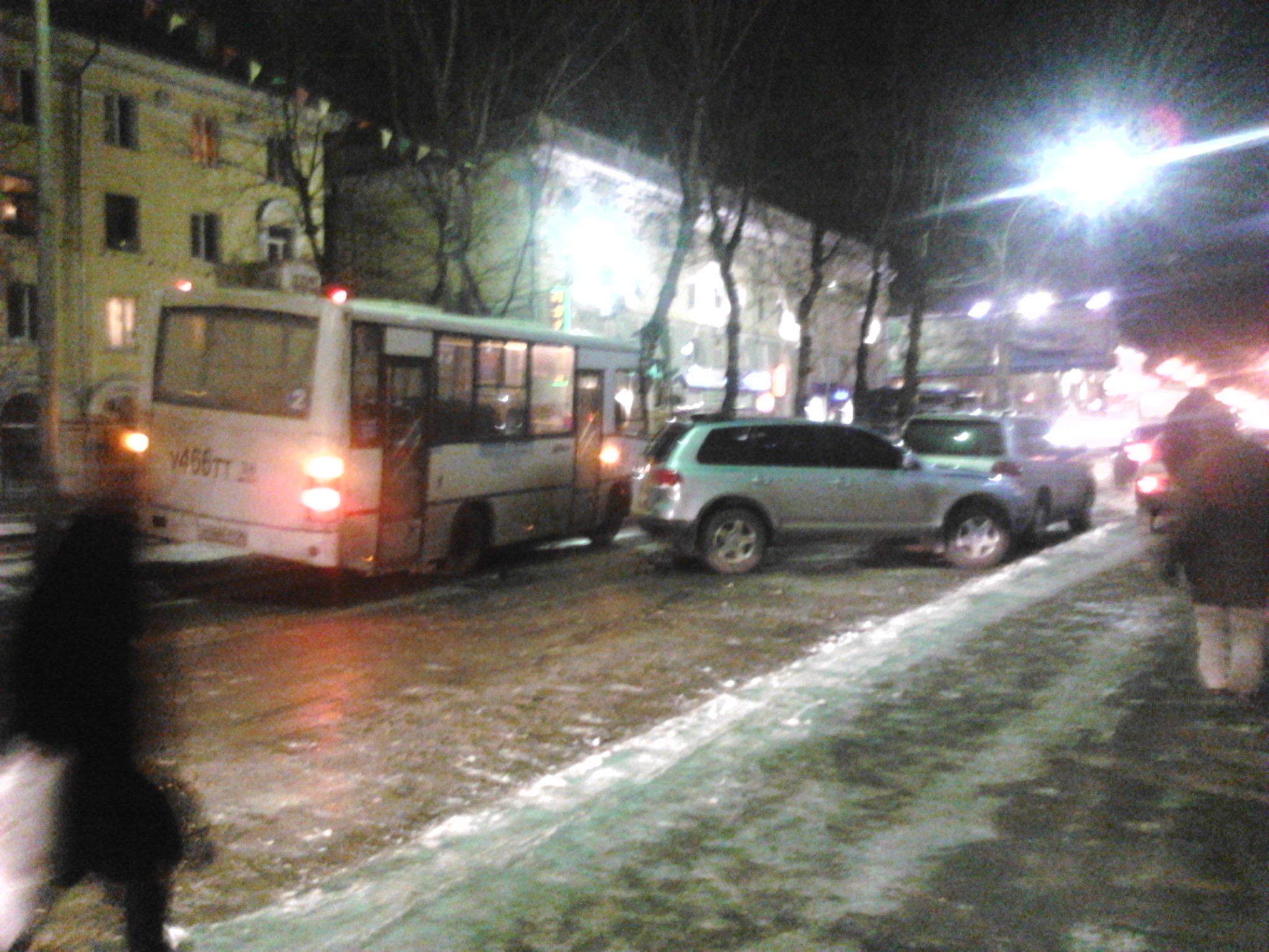 напротив магащина Золотой улей в 59кв-л