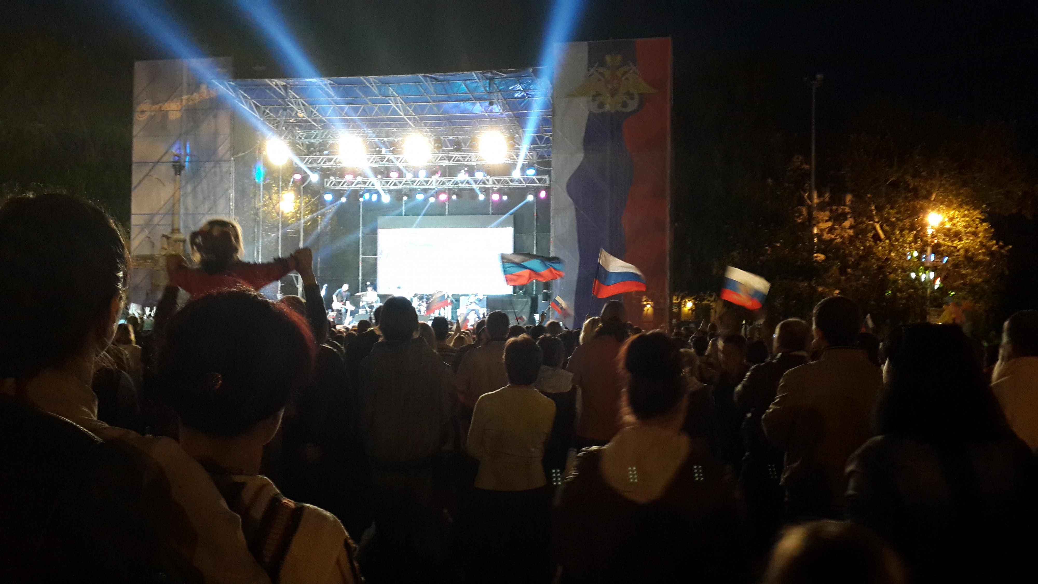 Севастопольцы с российскими флагами на концерте Газманова 