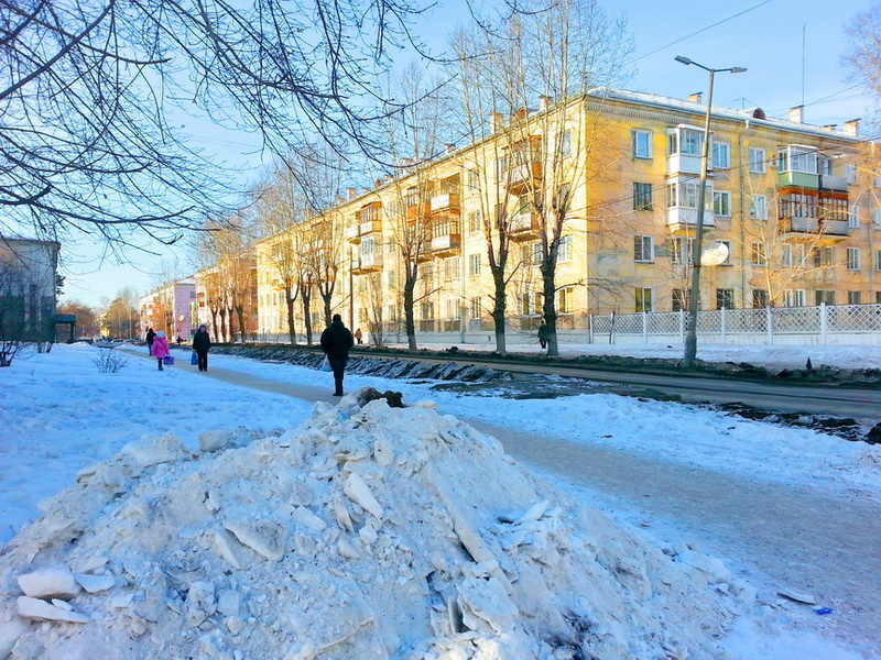 куча снего и улица Красная))))