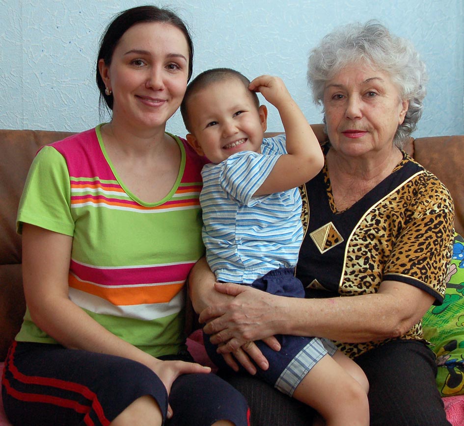 Егорка с мамой Леной и бабушкой Елизаветой Ивановной