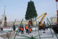 Сегодня на центральной площади города начался монтаж новогодней елки