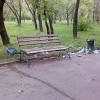 Парк 10-летия Ангарска: урна у скамейки