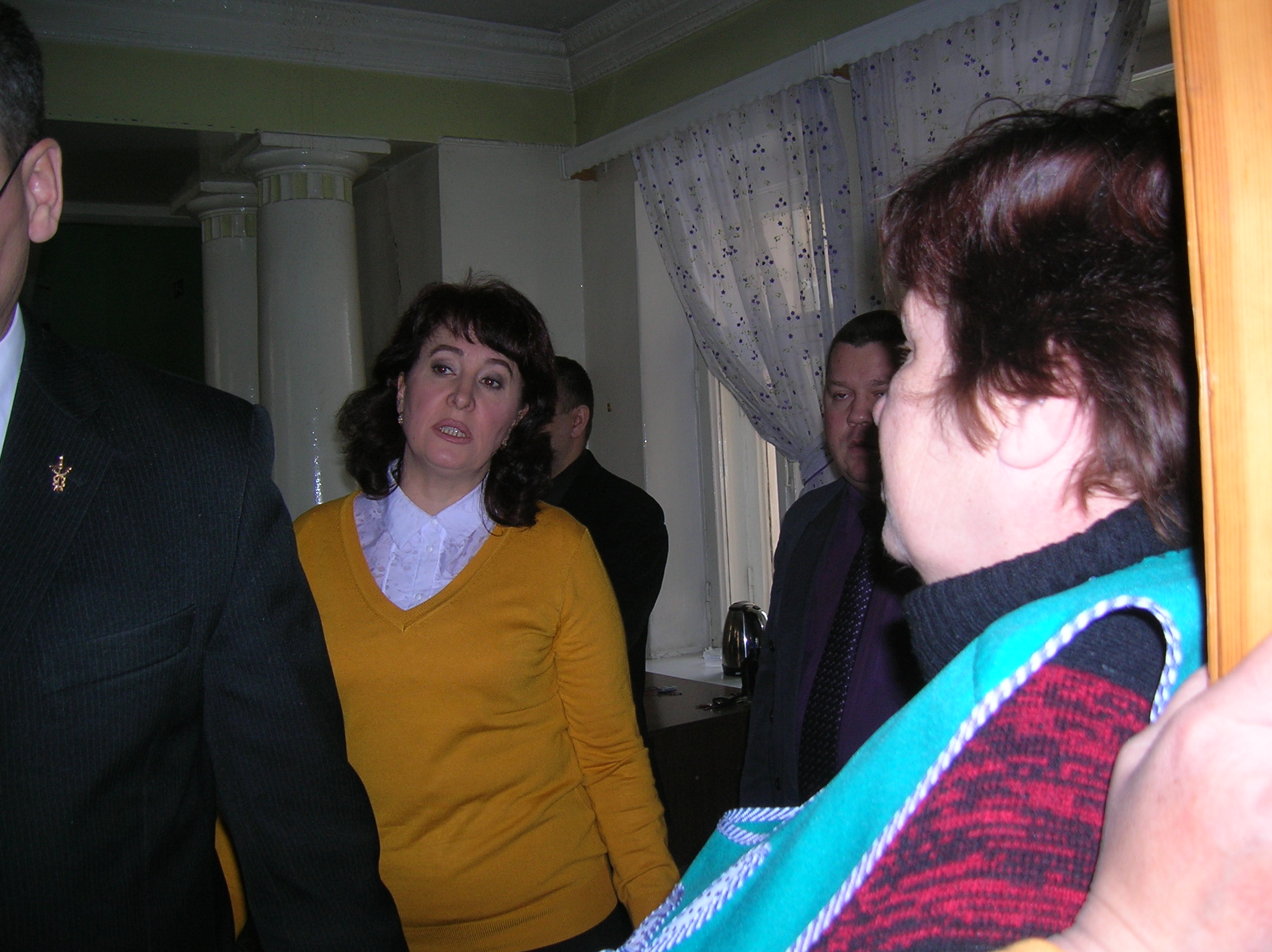 О.К. Жураковская 30.12.13 дает  перед   блокированием  дверь помещения Дамбаевой