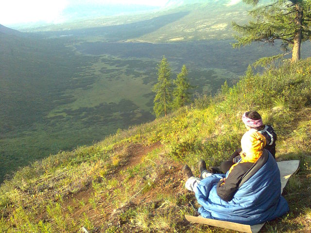 Сидим на вулкане, ждем, когда солнце спустится в лагерь