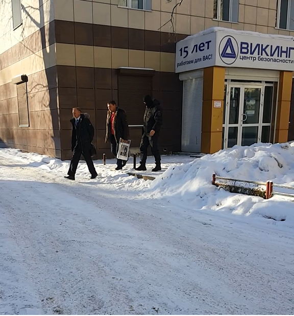 Михайлова А.И. (в наручниках) выводит оперативный сотрудник и сотрудник ОМОНА
