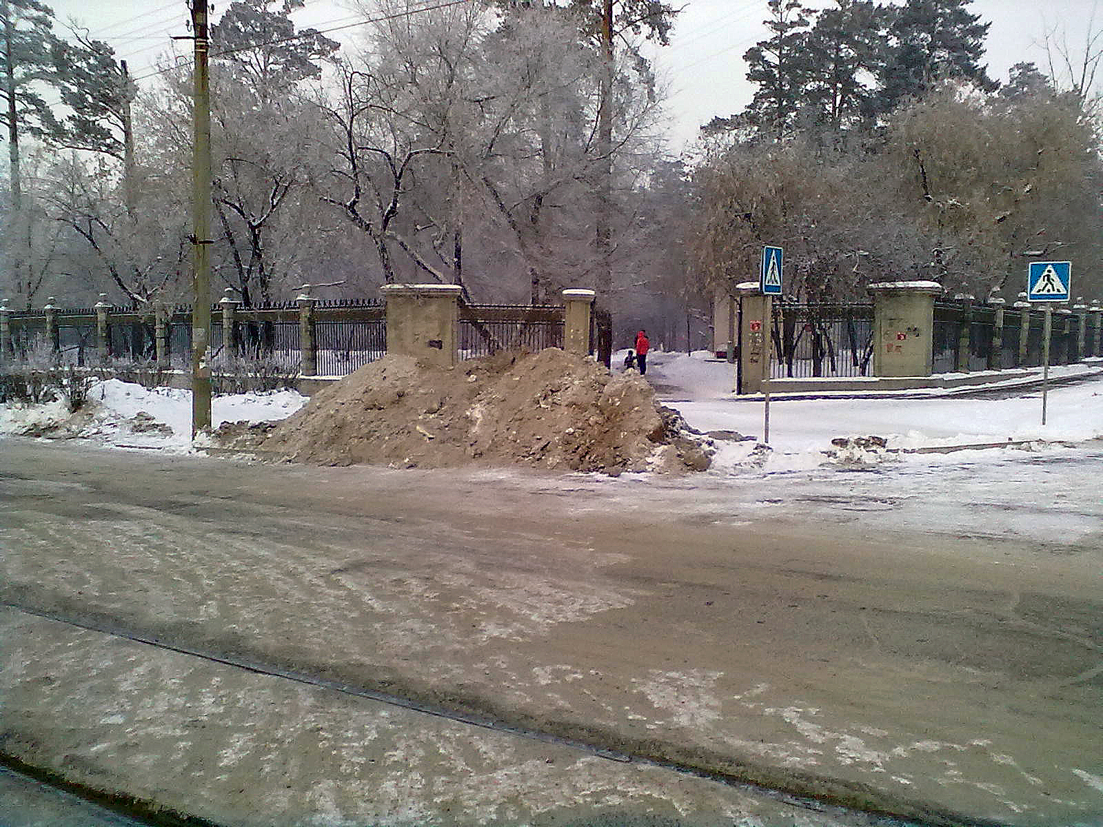Завалили снегом пешеходный переход на Московской. (1)