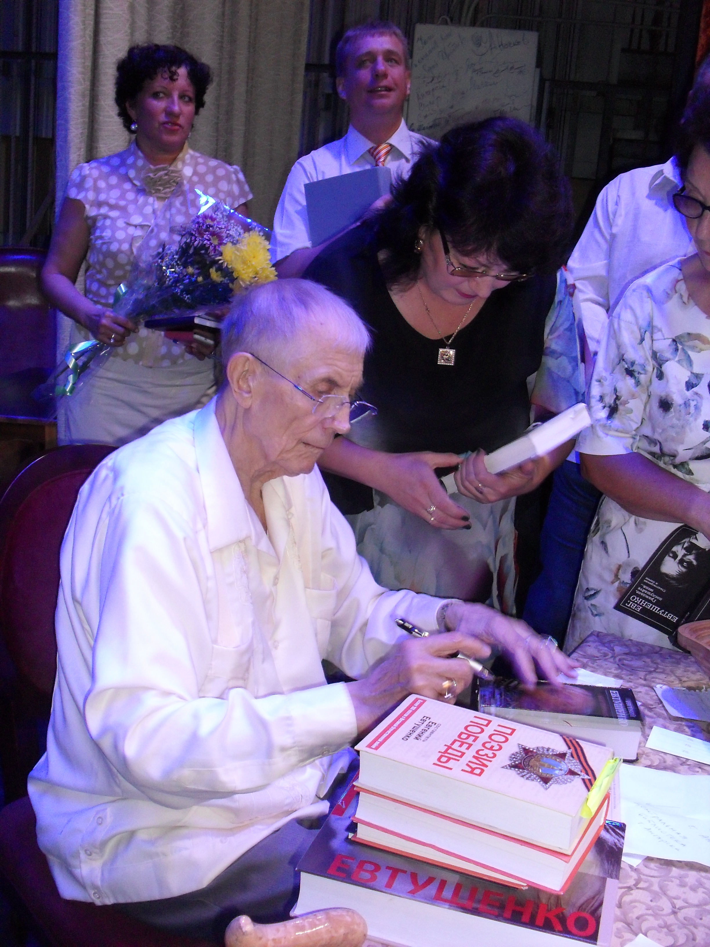 Пират фоткает Е.А. Евтушенко...