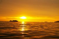 оранжевое море, оранжевое небо, оранжевая лодка, оранжевый... оранжевое море, оранжевое небо, оранжевая лодка, оранжевый...
