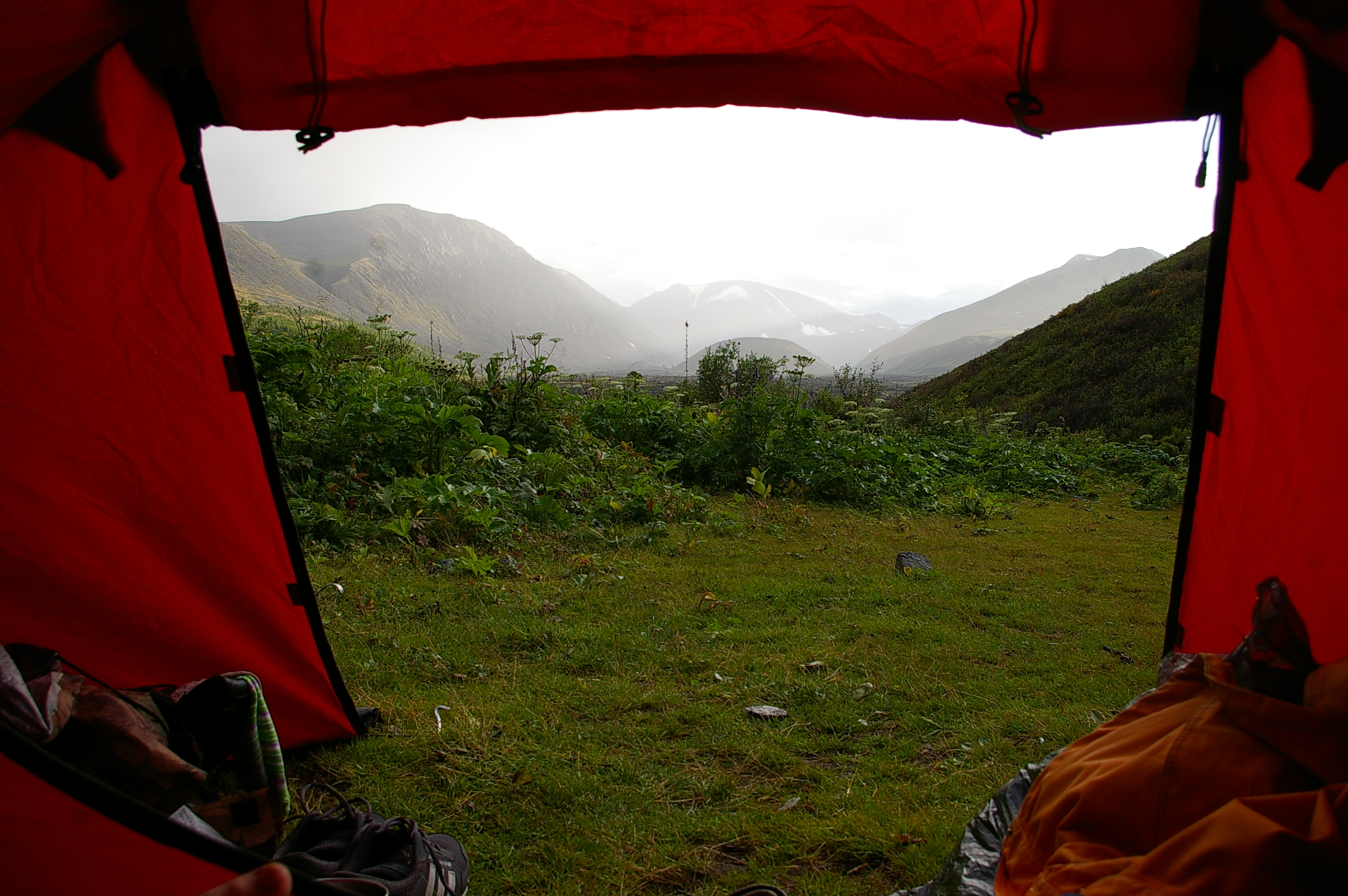 хорошо наблюдать дождик, когда сидишь под крышей