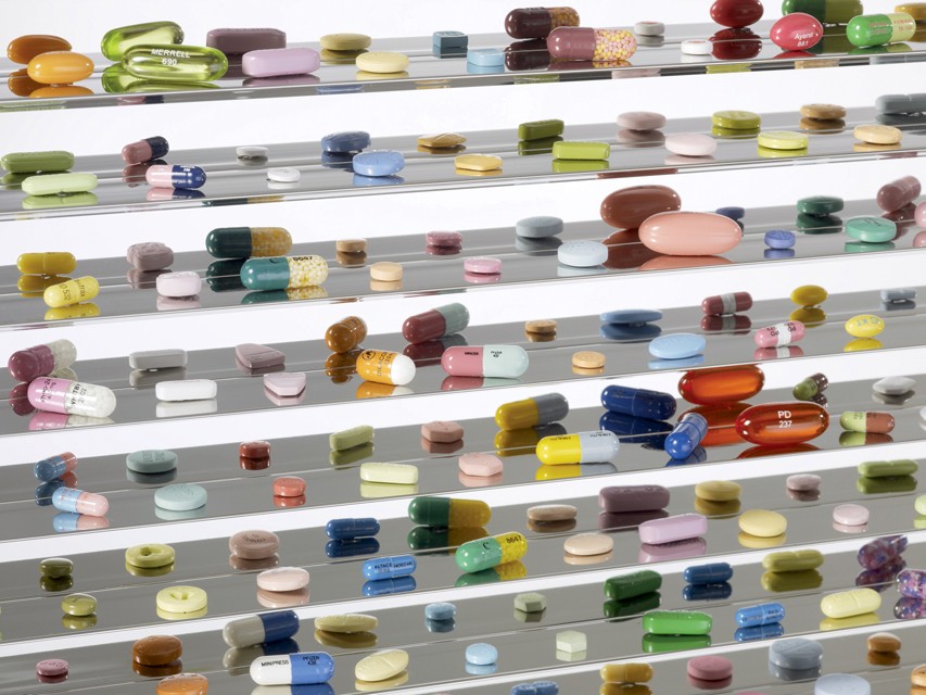 Деталь инсталляции «Колыбельная, весна сезонов» 2002 года – стеклянные шкафчик с пилюлями и таблетками.